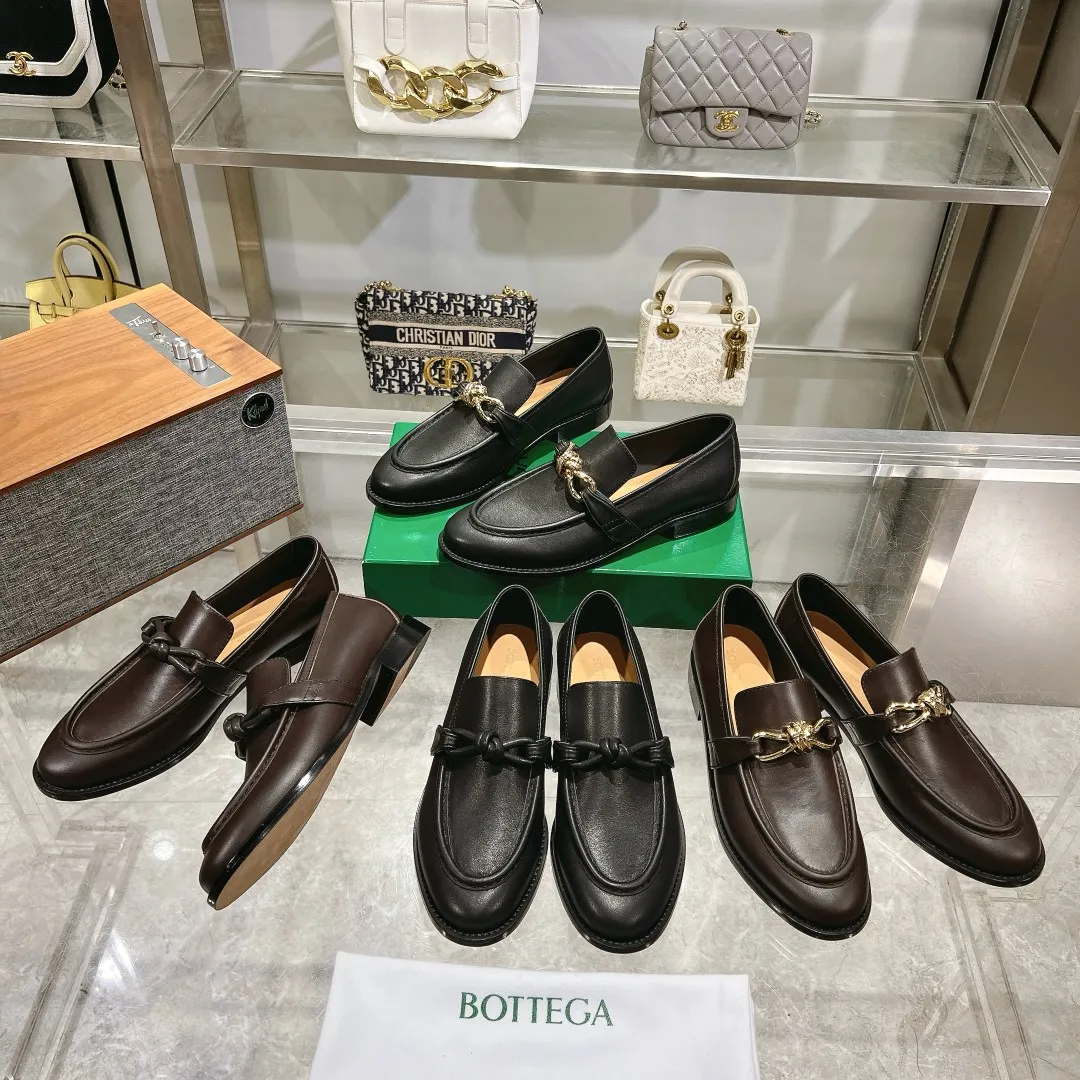 [BV] Top P: 840💰 Size: Female 35-39 (Female 40 custom-made) Male 39-44 (38.45 non-refundable) Bottega Veneta 2024 Autumn and Winter counter style! Small round toe loafers! Imported leather outsole! Imported grained cowhide! Solid color Niuli! !